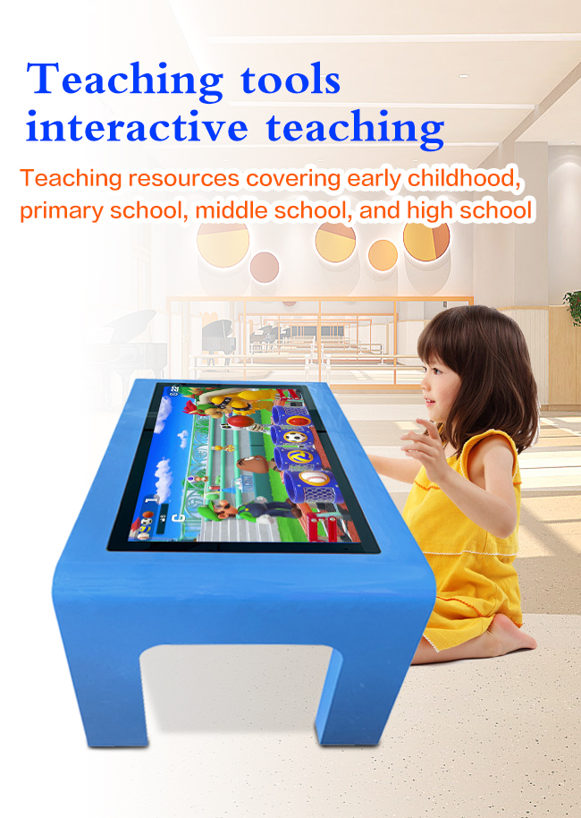 상호 작용하는 아이들은 터치 스크린 아이들 교육 LCD 터치스크린 책상과 멀티터치 탁자를 게임합니다